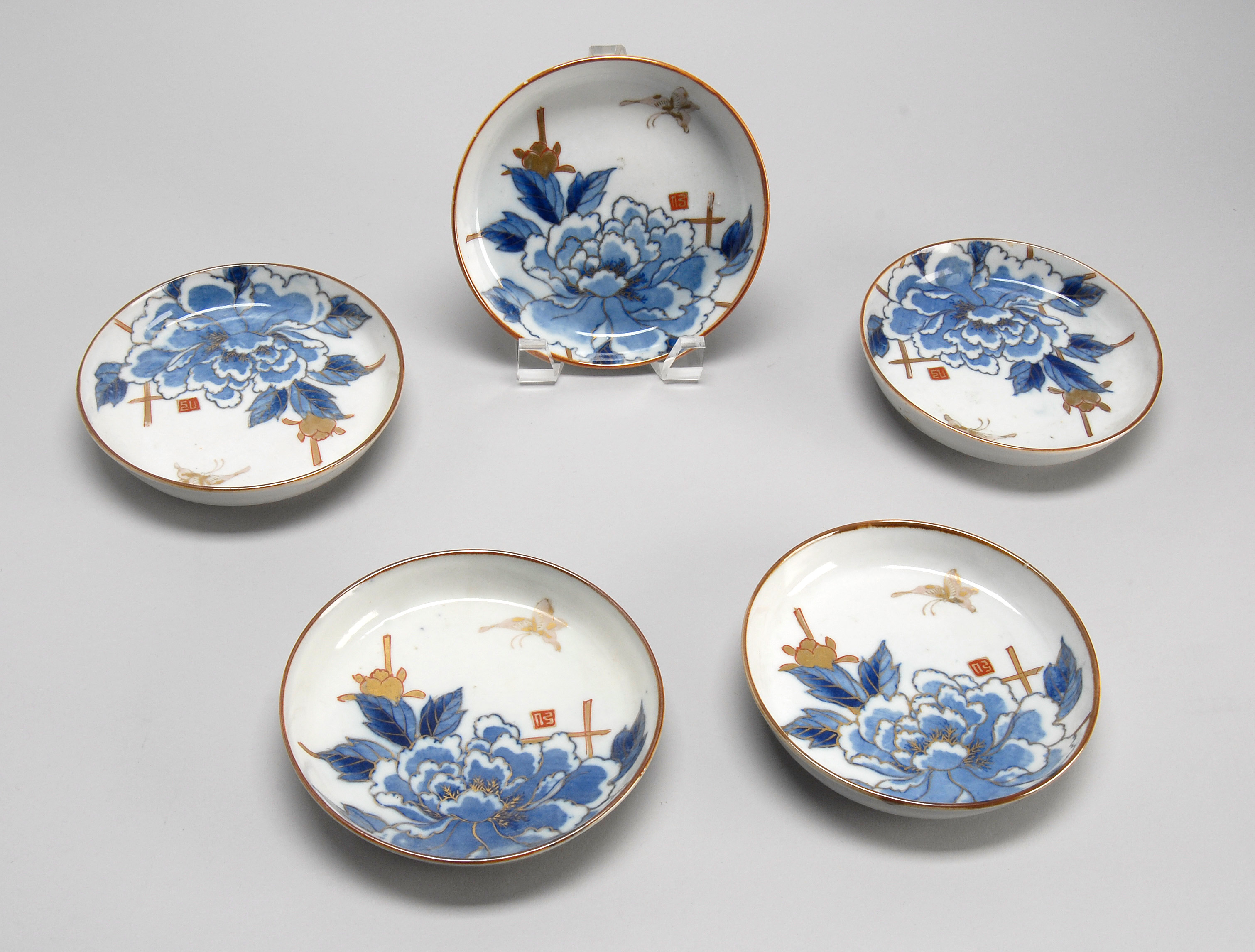 Appraisal: SET OF FIVE IMARI PORCELAIN DISHES Meiji PeriodWith chrysanthemum and