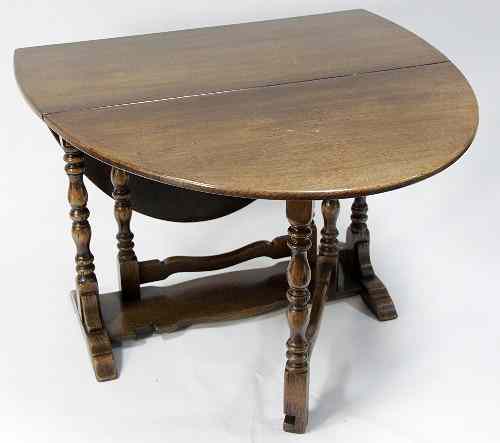 Appraisal: A th Century style oak gateleg table on turned legs