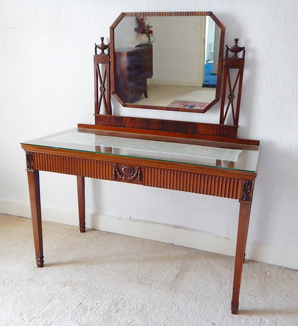 Appraisal: A pair of early thC mahogany Adams style dressing tables