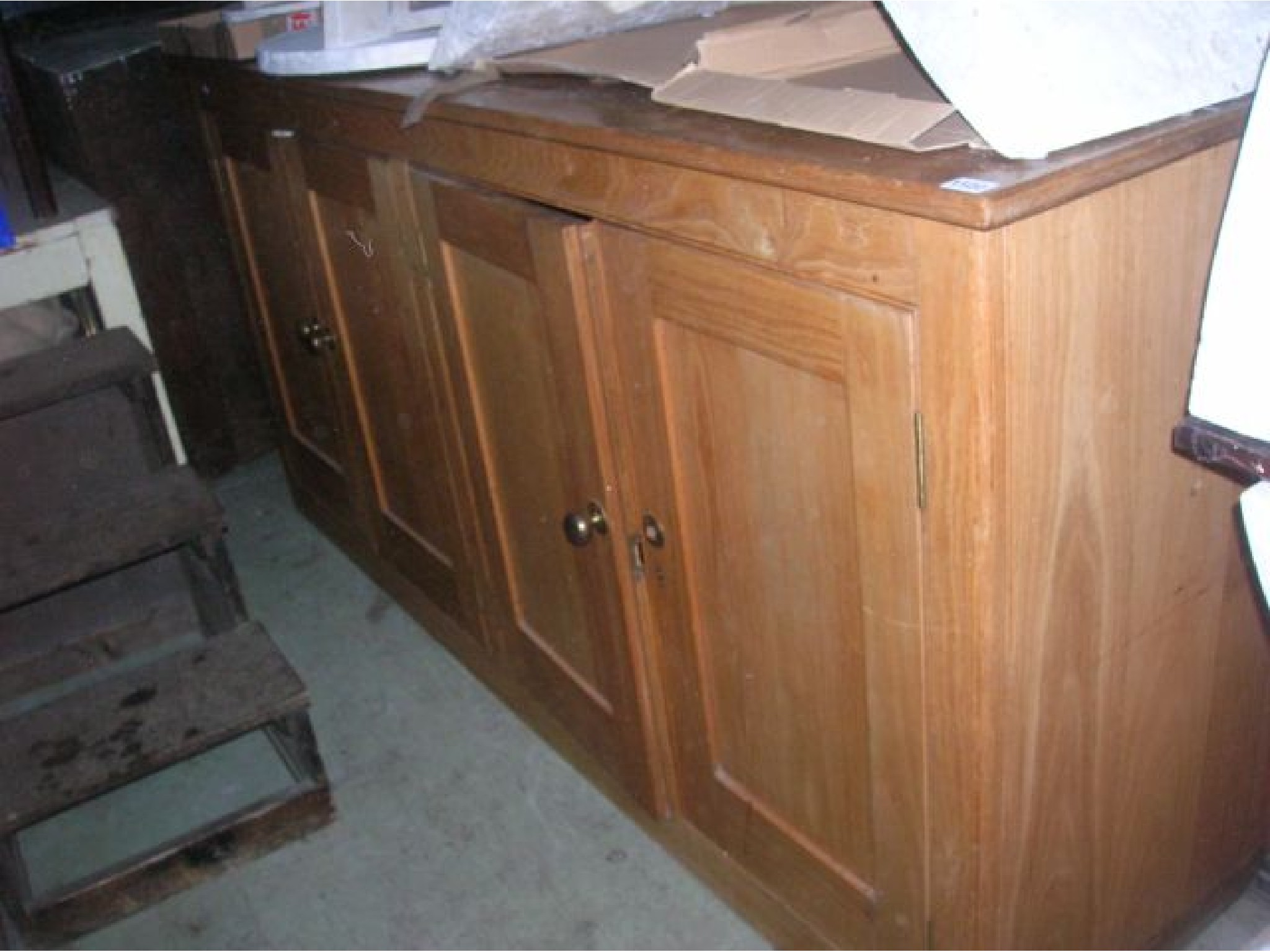 Appraisal: A good quality medium to light oak side cupboard enclosed