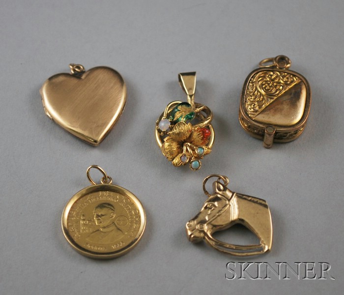 Appraisal: Five Small Mostly Gold Jewelry Items a kt gold heart-shaped