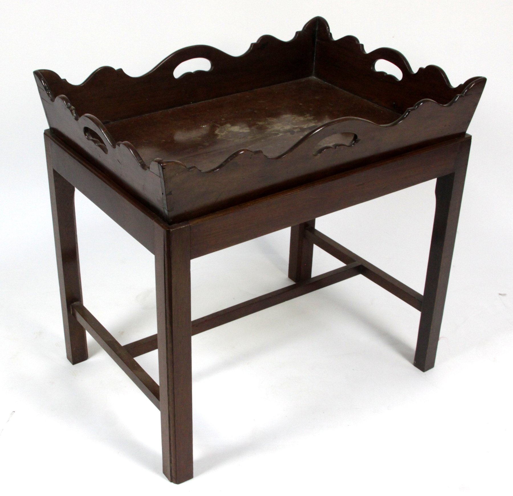 Appraisal: A butler's th Century mahogany tray with pierced handle and