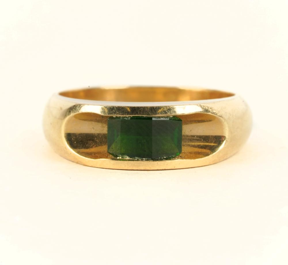 Appraisal: KARAT YELLOW GOLD GREEN TOURMALINE RINGcentering one cut-corner rectangular green