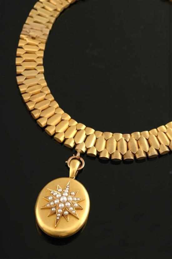 Appraisal: A Victorian gold collar and locket The wide fancy link