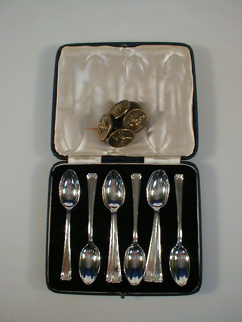 Appraisal: A set of cased silver spoons Sheffield assay and a