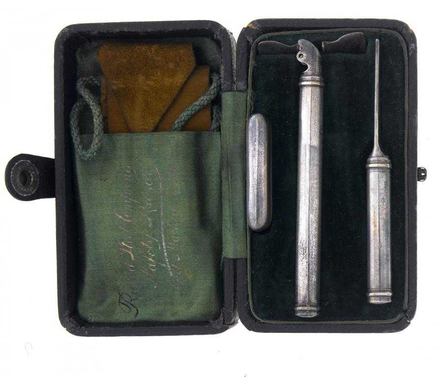 Appraisal: AN EDWARD VII SILVER SHAVING SET comprising two razors blade