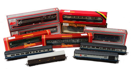 Appraisal: A QUANTITY OF 'OO' GAUGE HORNBY AND OTHER ROLLING STOCK