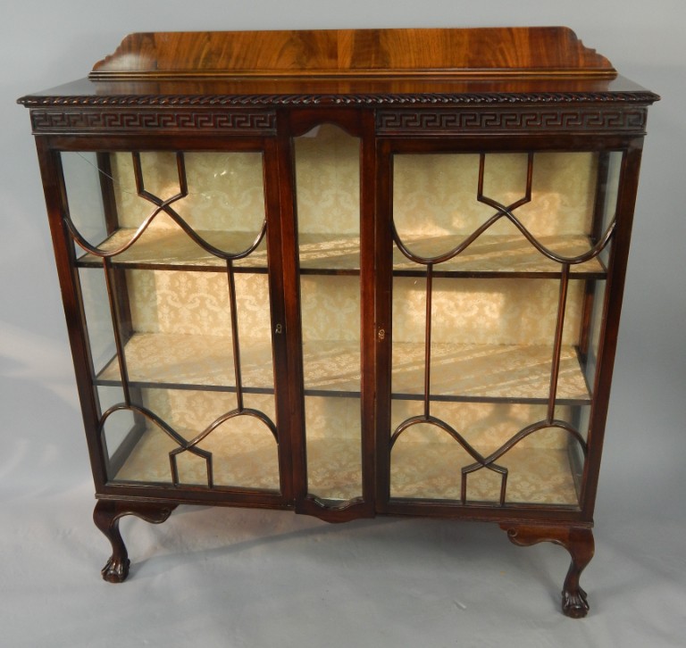 Appraisal: An early thC mahogany display cabinet with two astragal glazed