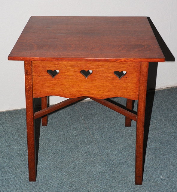 Appraisal: AN ARTS AND CRAFTS STYLE MAHOGANY CENTRE TABLE with square