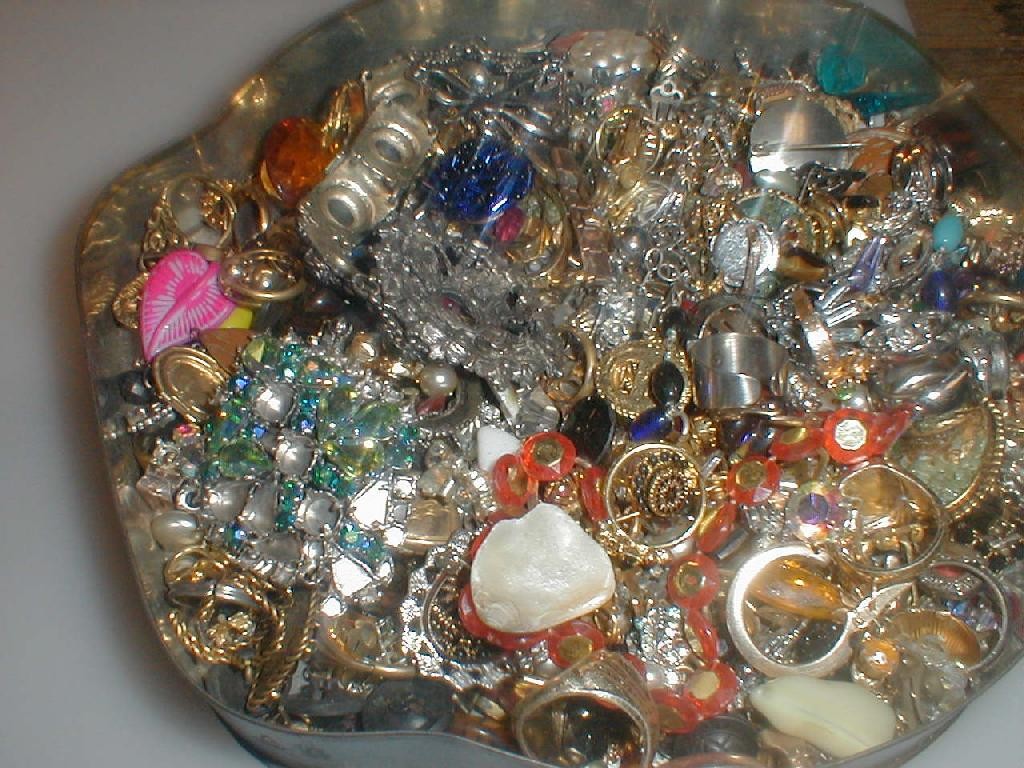 Appraisal: A quantity of costume jewellery