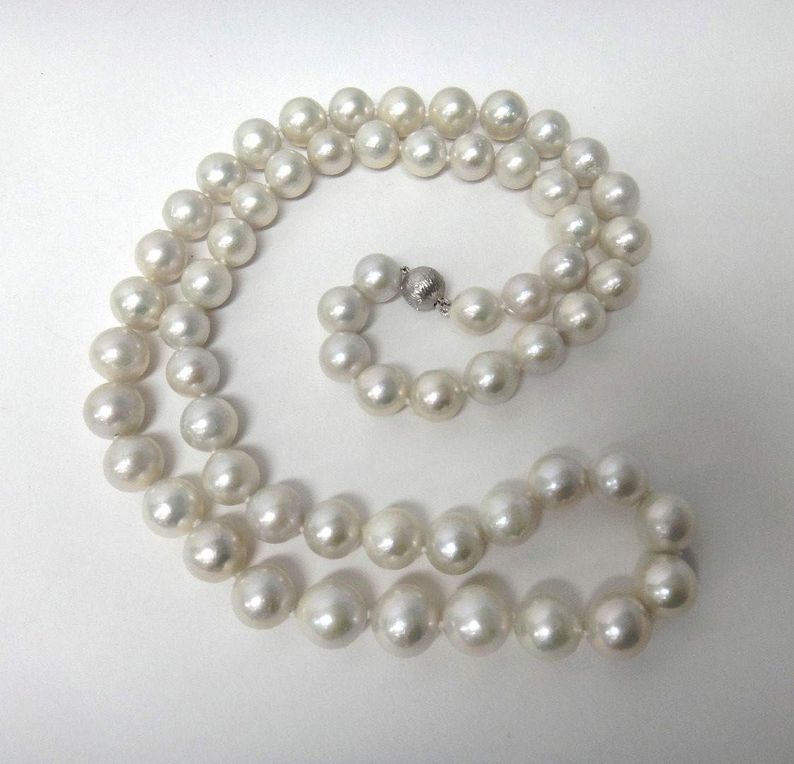 Appraisal: A single row necklace of large slightly graduating cultured pearls