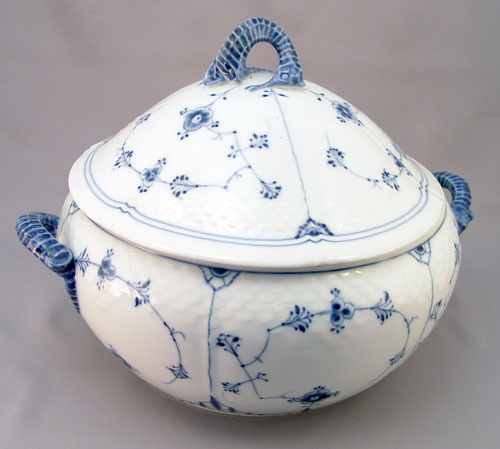 Appraisal: BING GRONDAHL CLASSIC BLUE AND WHITE COVERED TUREEN WITH SEAHORSE