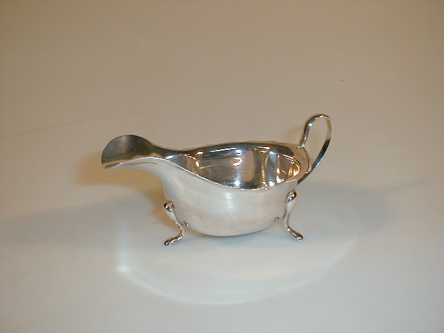 Appraisal: A George V silver sauce boat by Viners with a