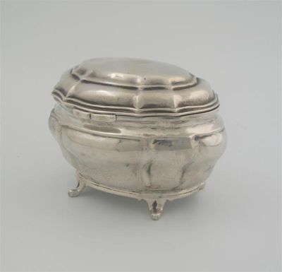 Appraisal: An Edwardian tea caddy of bombe form shaped oval outline