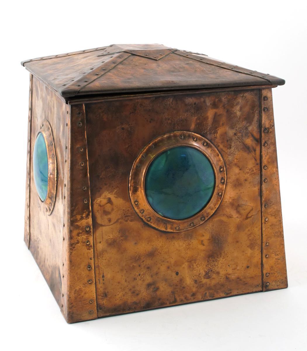 Appraisal: A large copper coal box and cover