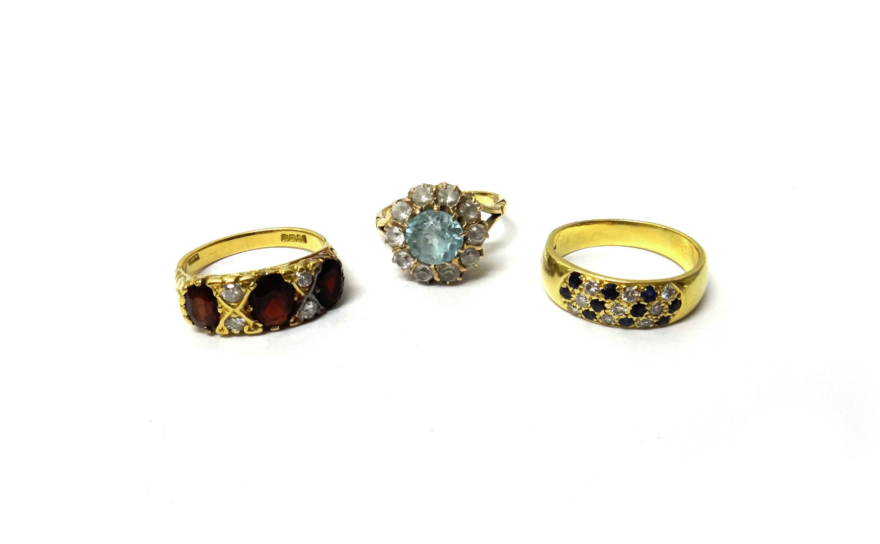 Appraisal: An ct gold ring mounted with three oval cut garnets