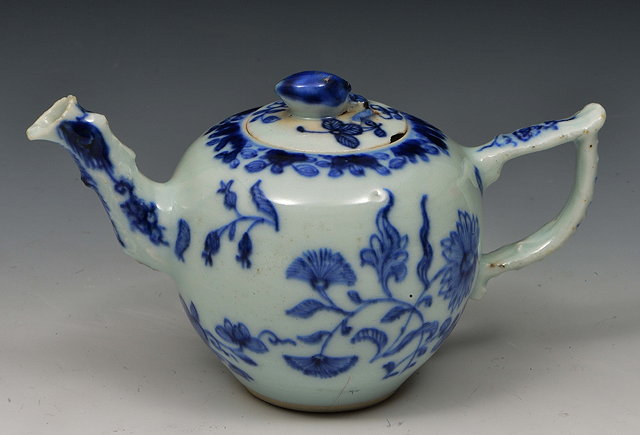 Appraisal: A Chinese small porcelain teapot th th Centurywith flower decoration