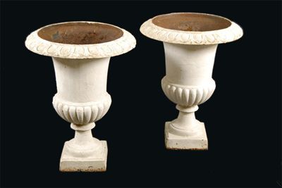 Appraisal: A pair of cast iron garden urns of campana shape