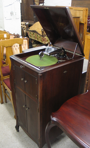 Appraisal: A MAHOGANY CASED VICTROLA PHONOGRAPH Victor Talking Machine Co Camden