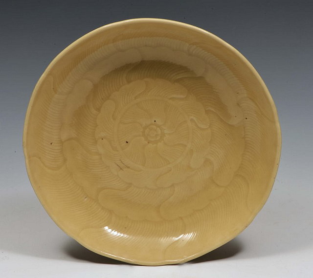 Appraisal: A CHINESE CAFE AU LAIT DISH peony pattern th Century