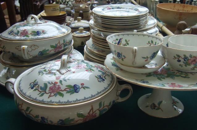 Appraisal: An Aynsley part dinner service in the 'Pembroke' pattern comprising