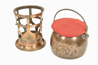 Appraisal: A large copper pot with an iron handle and a