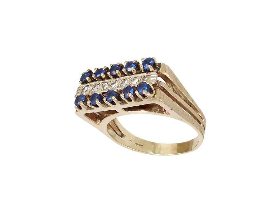 Appraisal: K SAPPHIRE DIAMOND RING K yellow gold ring contains round