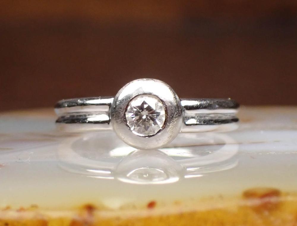 Appraisal: DIAMOND AND FOURTEEN KARAT WHITE GOLD RING The solitaire ring