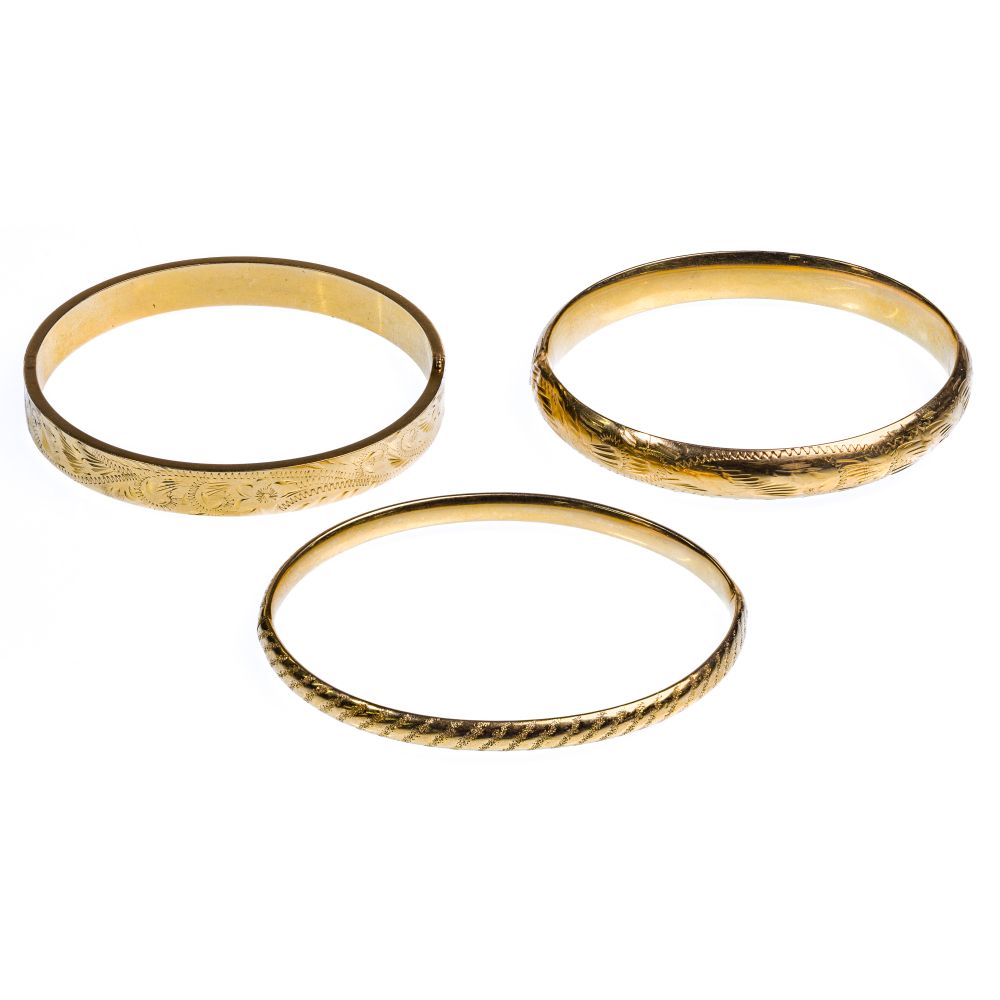 Appraisal: K YELLOW GOLD HINGED BANGLE BRACELET ASSORTMENTHaving engraved designs