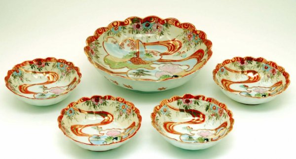 Appraisal: Kutani porcelain scalloped edge fruit bowl and four small matching