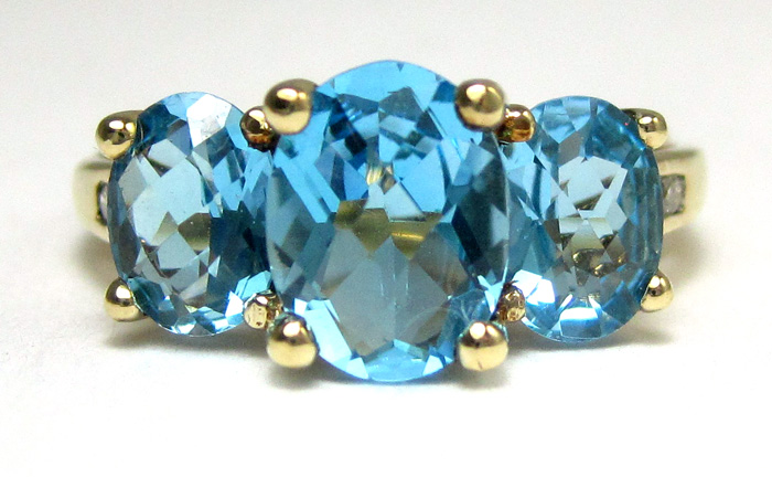 Appraisal: BLUE TOPAZ DIAMOND AND YELLOW GOLD RING The k gold