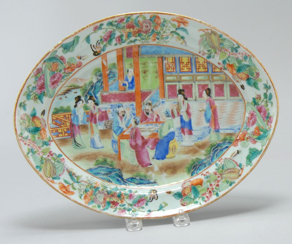 Appraisal: CHINESE EXPORT ROSE MANDARIN PLATTER th CenturyIn oval form with