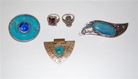 Appraisal: A collection of items to include various assorted brooches several