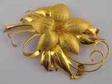 Appraisal: A yellow metal tests carat gold floral brooch approx cm