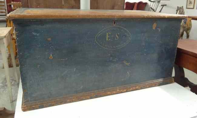 Appraisal: th c Hudson Valley blanket box in old blue paint