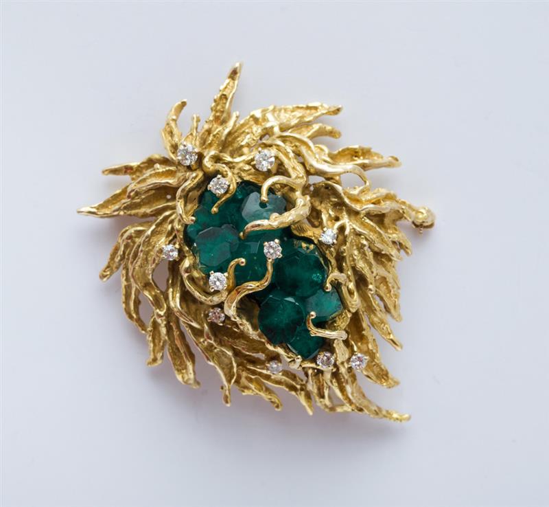 Appraisal: K YELLOW GOLD CHATHAM EMERALD AND DIAMOND BROOCH The brooch