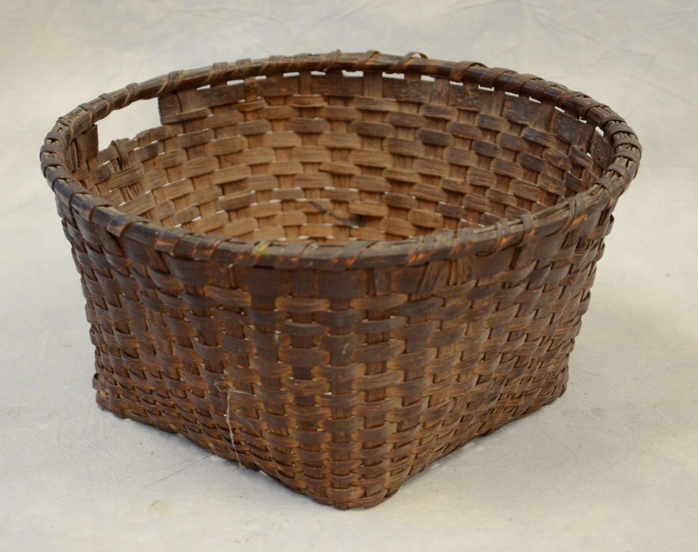 Appraisal: Oak splint gathering basket one woven open handle square bottom