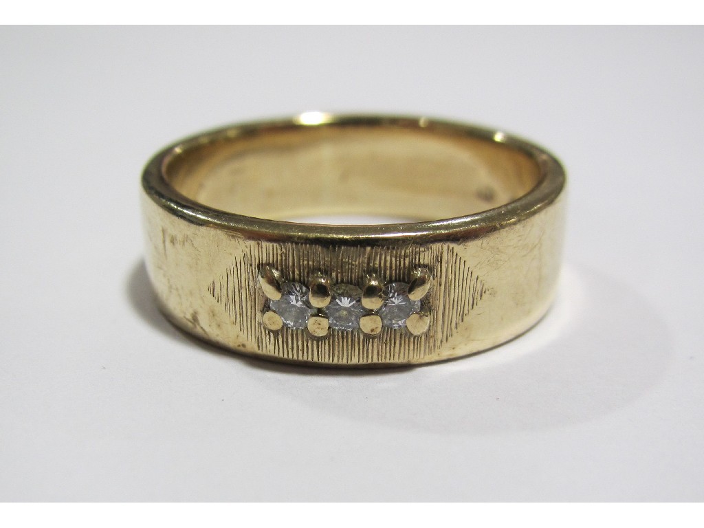 Appraisal: Gents ct gold three stone diamond set band