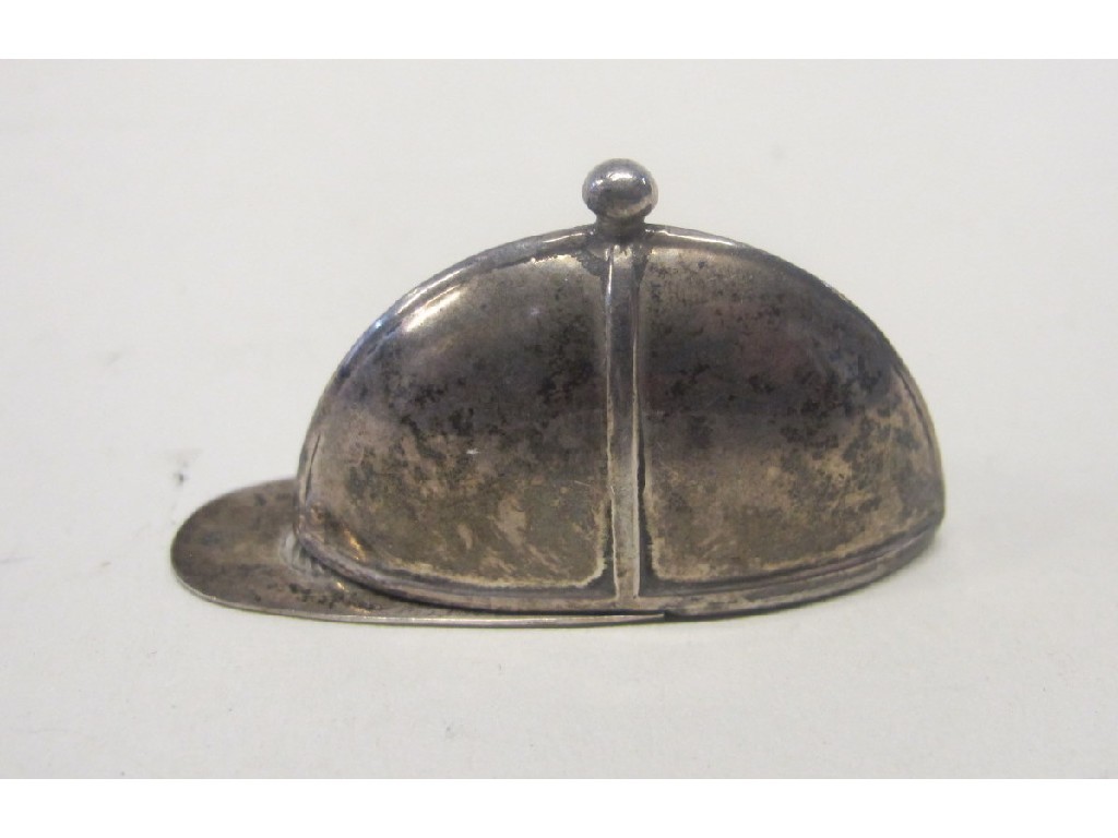 Appraisal: A silver jockey's hat vesta case