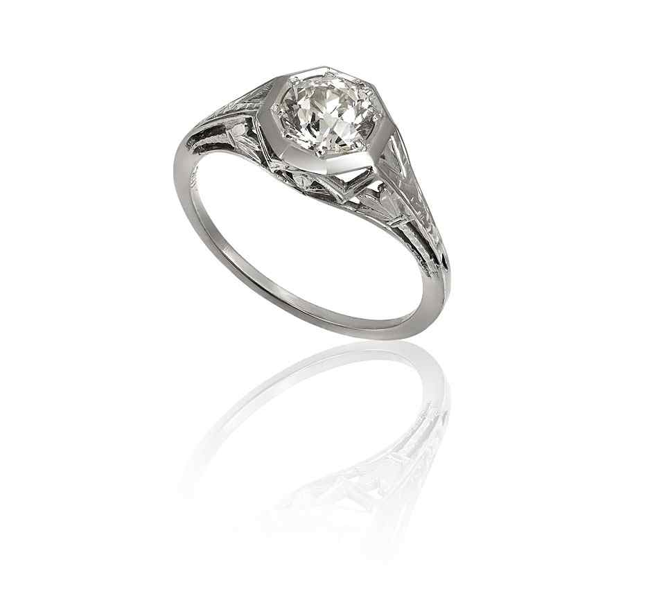 Appraisal: ART DECO K FILIGREE DIAMOND SOLITAIRE RING A single diamond