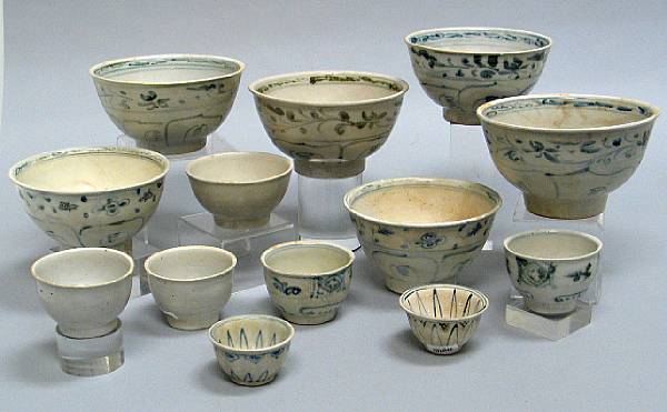 Appraisal: A selection thirteen bowls and cups Late th Early th