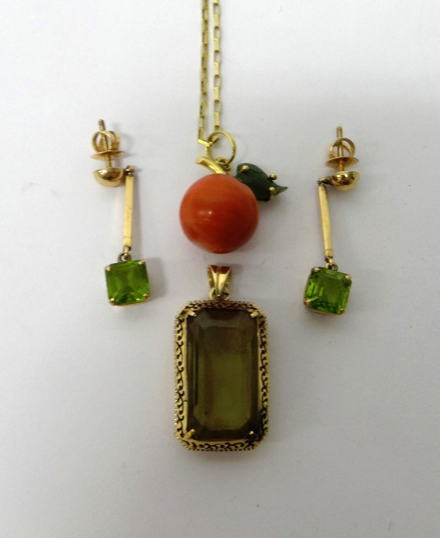 Appraisal: A gold coral and nephrite pendant designed as an apple