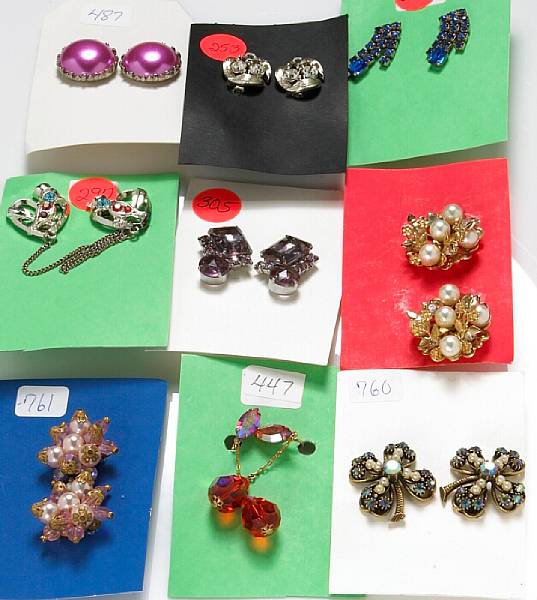 Appraisal: A collection of costume jewelry earrings