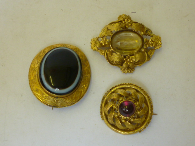 Appraisal: A VICTORIAN AGATE BROOCH the oval polished black stone with