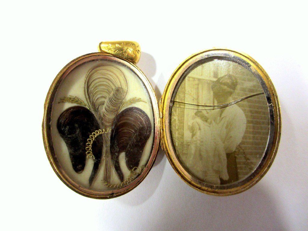 Appraisal: An attractive Victorian gold oval locket nicely engraved with decorative