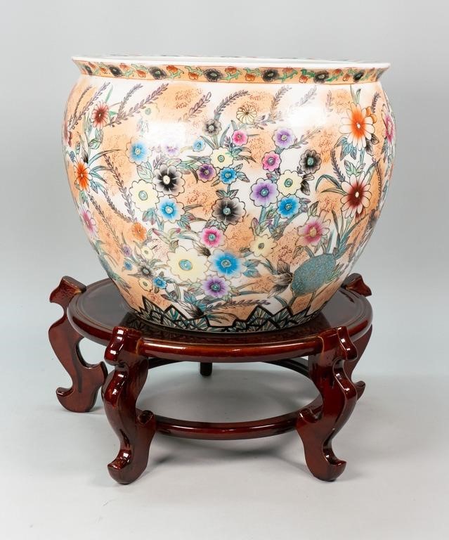 Appraisal: CHINESE PORCELAIN FISHBOWL ON STANDRound Chinese fishbowl planter on wooden