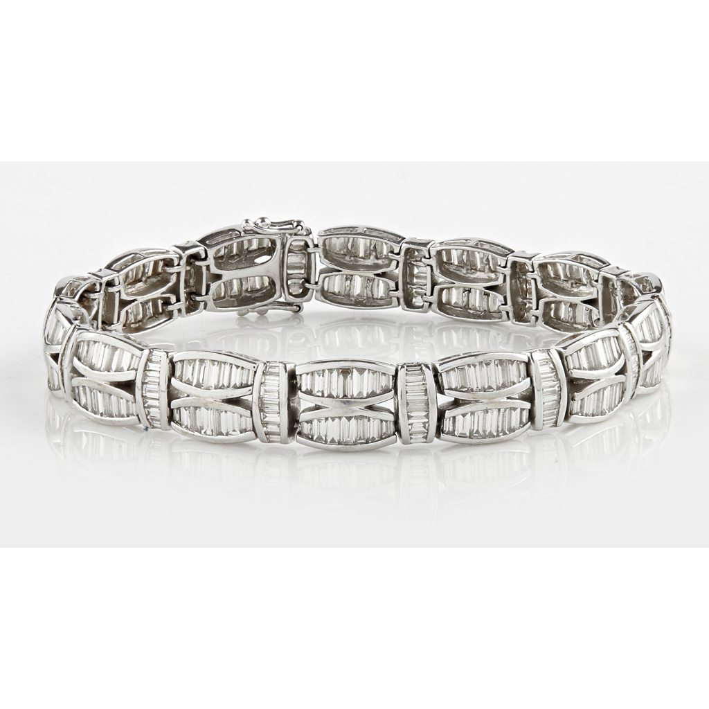 Appraisal: A modern diamond set bracelet composed of curved links each