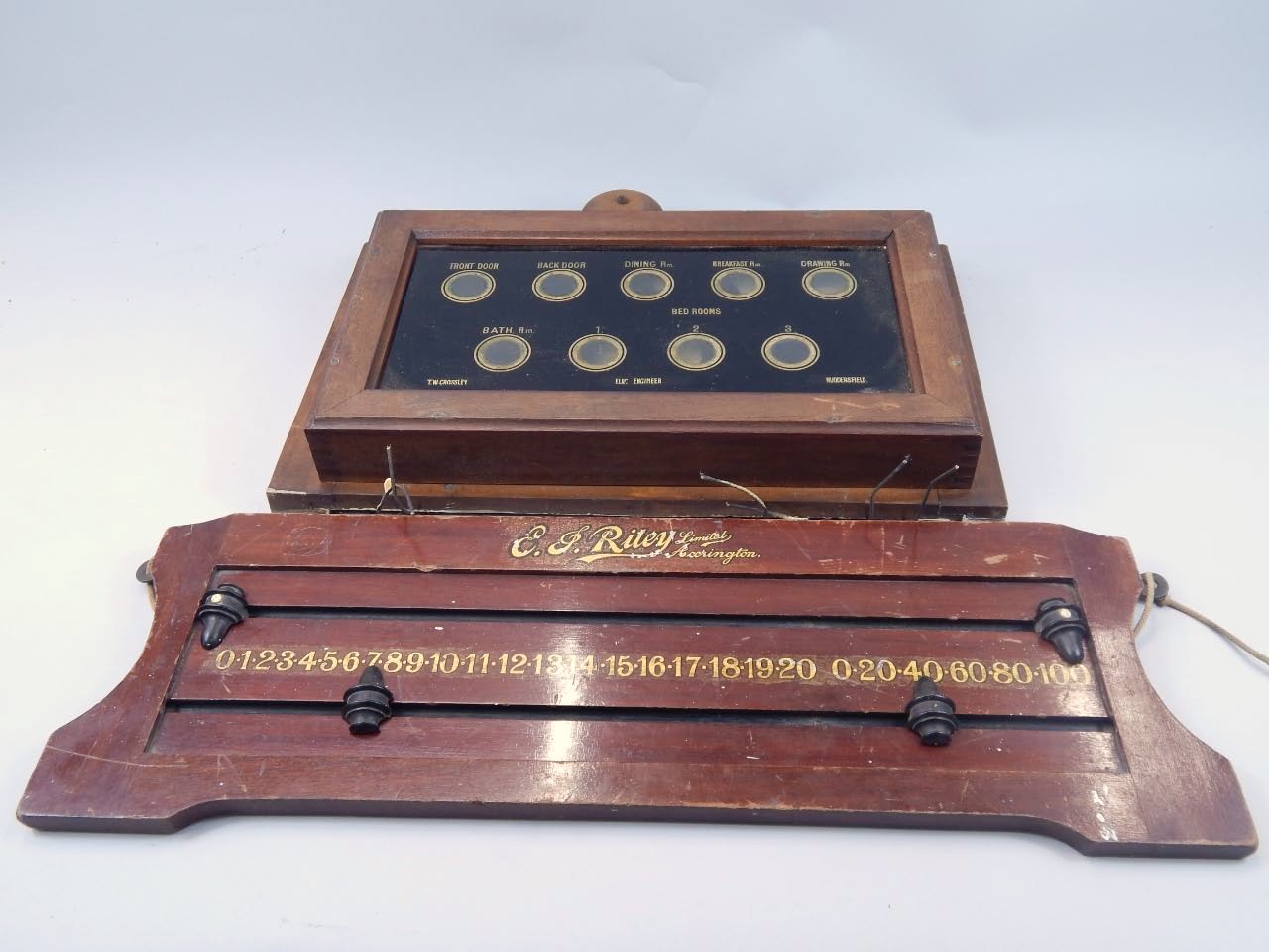 Appraisal: A stained hardwood snooker scoreboard by A J Reily central