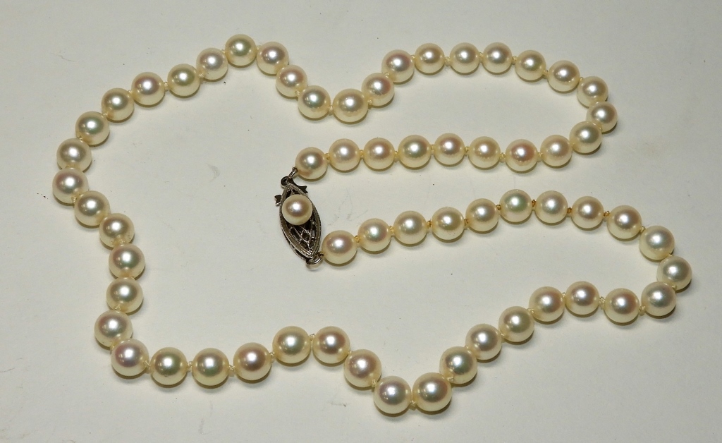 Appraisal: K GOLD MM IRIDESCENT PEARL STRAND NECKLACE th Century count