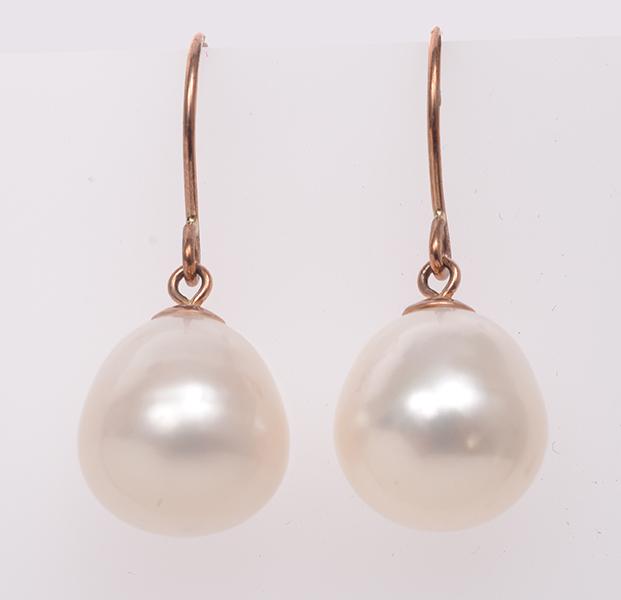 Appraisal: A PAIR OF PEARL DROP EARRINGS IN CT ROSE GOLD